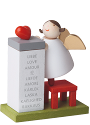 Schutzengel mit Herz auf Podest