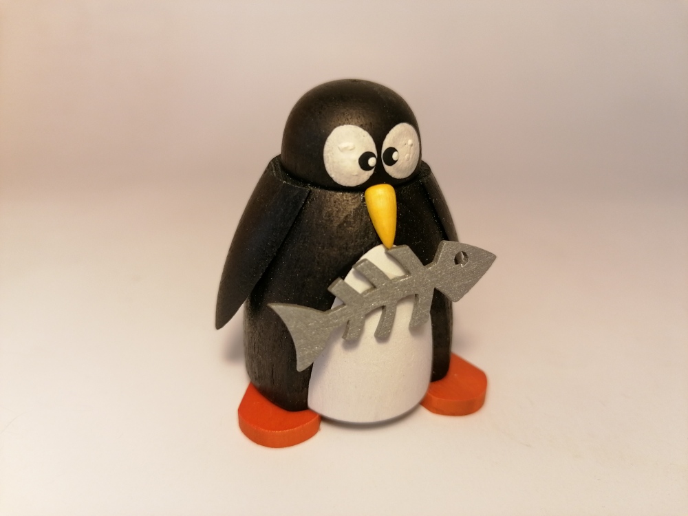 Pinguin mit Fisch